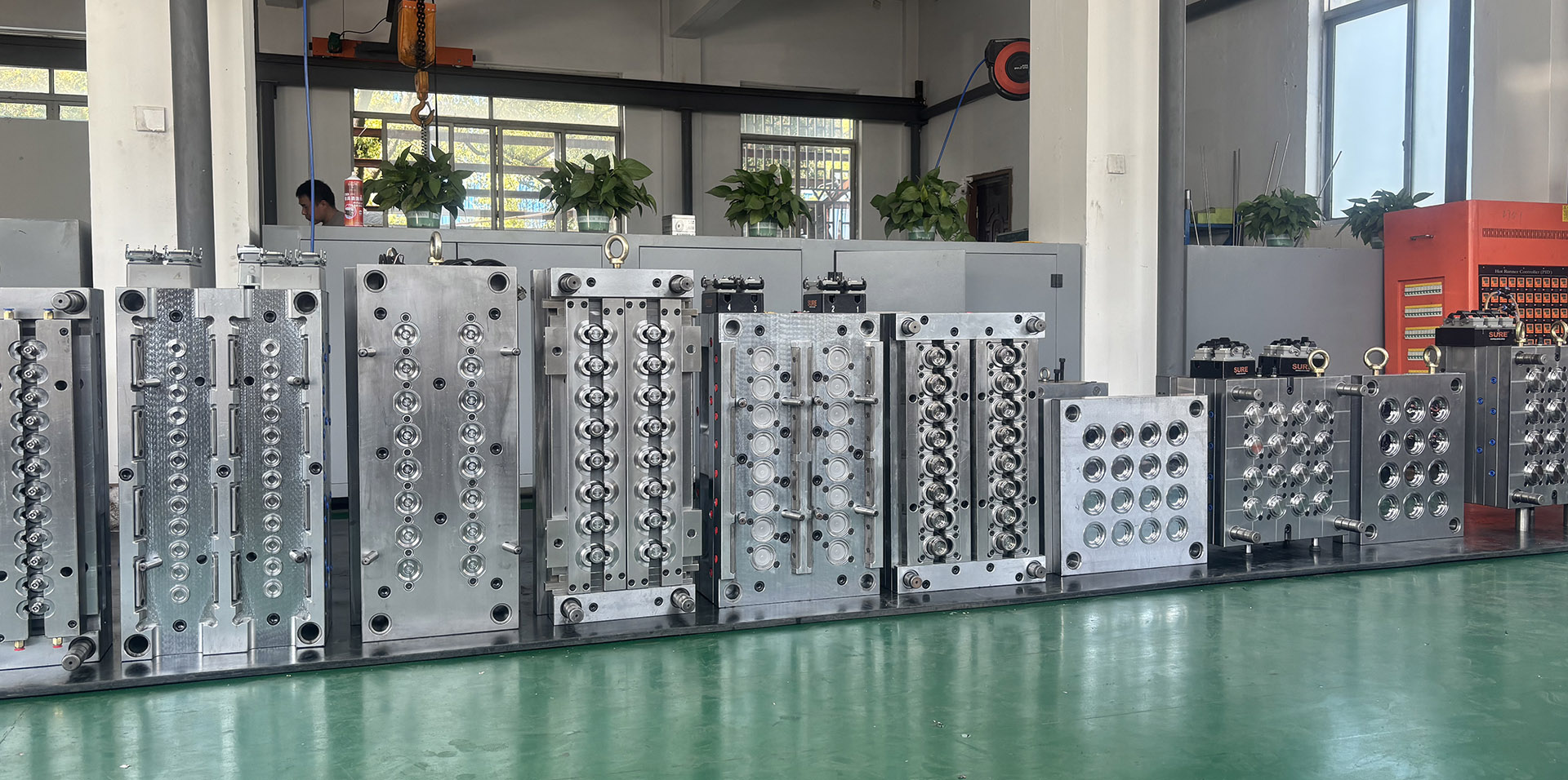 Shuanghao Mould factory and team